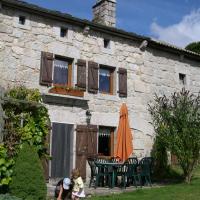 Façade du gîte de Lajo en Lozère